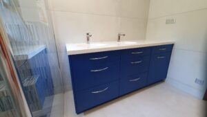 Meuble salle de bain suspendu bleu roi