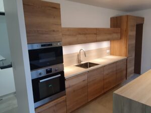 Cuisine avec plan de travail et meuble bois