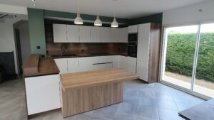 Cuisine avec plan de travail en bois et meuble blanc avec îlot centrale