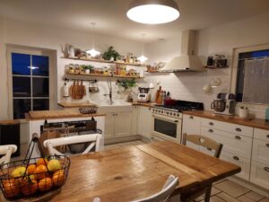 Cuisine avec plan de travail en bois et meuble blanc