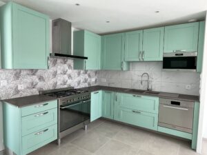 Cuisine avec plan de travail gris et meuble bleu ciel