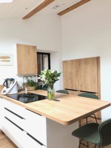 Cuisine plan de travail en bois et meuble blanc